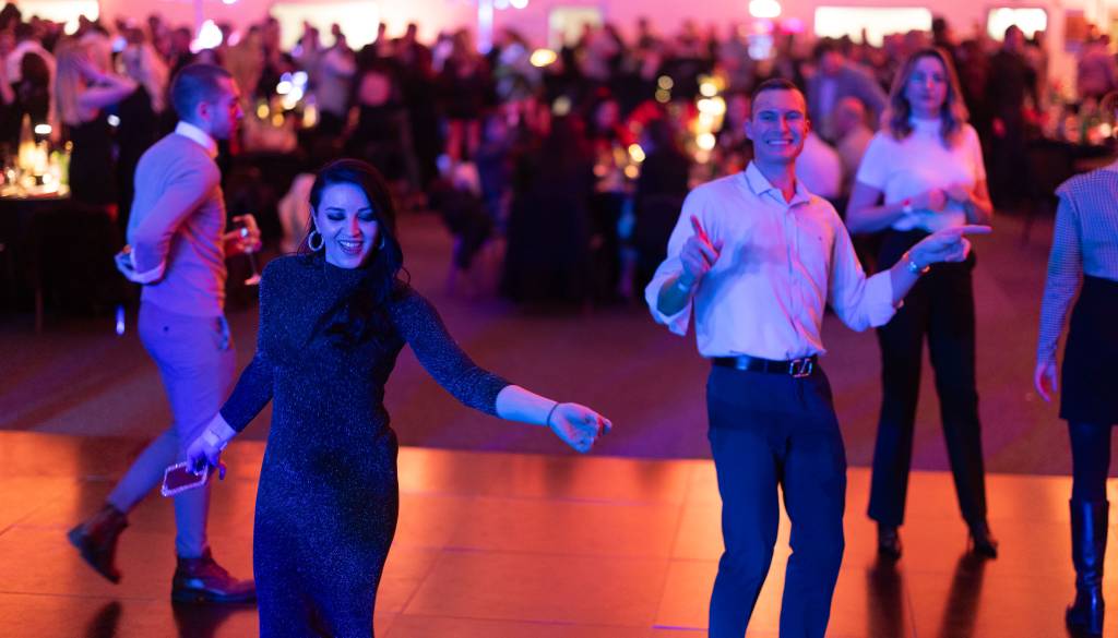 FOTO in VIDEO: Tako so v Mariboru pravoslavni verniki opolnoči stopili v novo leto