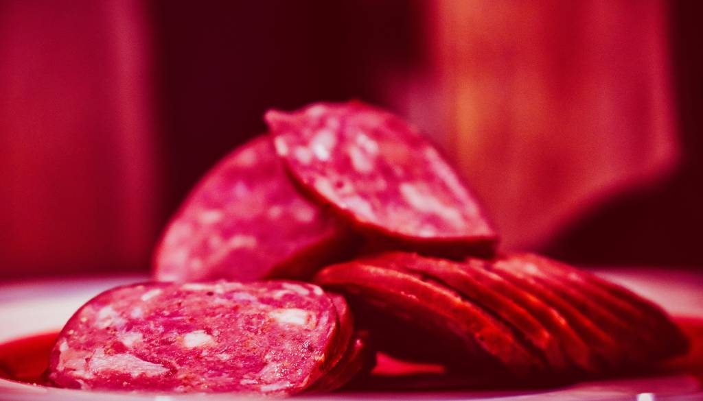 Nenavadna tatvina: Vlomilci v stanovanje in odnesli le klobase za tri evre