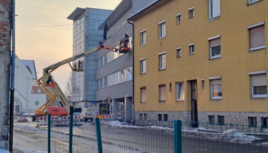 Promet skozi krožišče pri stolnici začasno oviran 