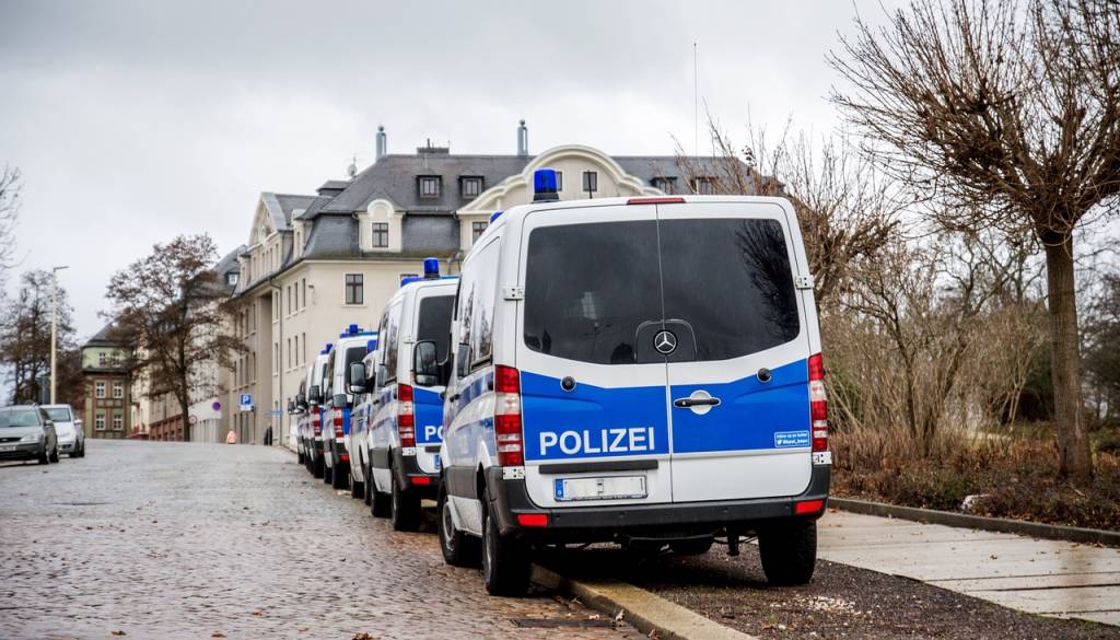 Po prepiru zadavil partnerico in skril njeno truplo, policistom nato sam pokazal, kam