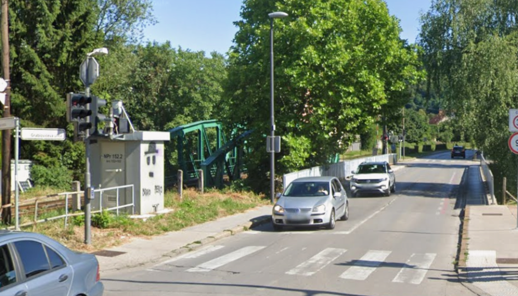 Pešci na mostu ogroženi. Predlagana ločena brv, občina za zdaj zadržana