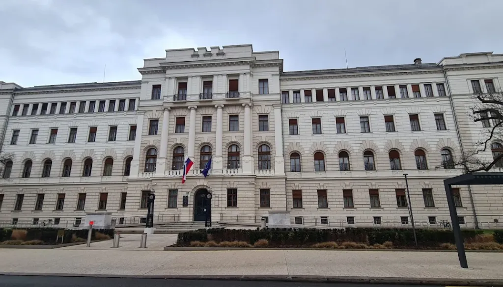 Vrhovno sodišče na ustavno sodišče poslalo zahtevo za presojo Šutarjevega zakon