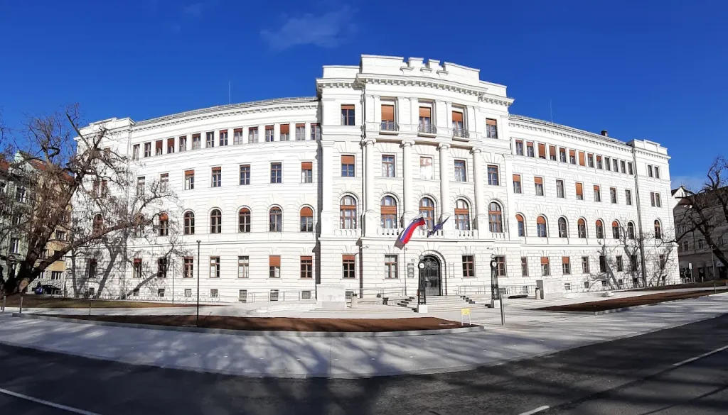 Šutarjev zakon na ustavnem sodišču: Vrhovno sodišče izpodbija podaljšanje pripora