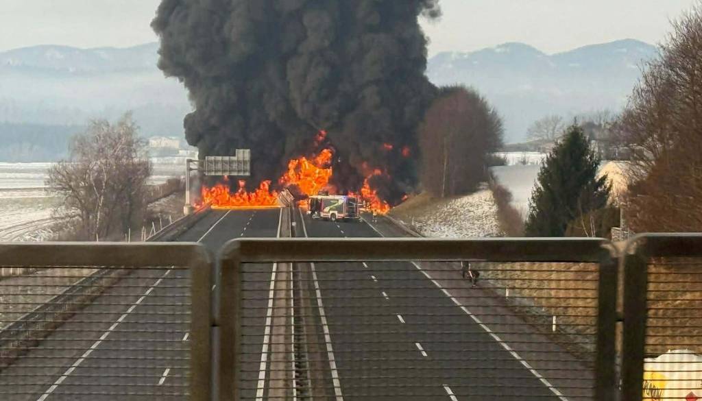 FOTO in VIDEO: Vozniki, pozor! Huda nesreča na štajerski avtocesti, trčila kombi in cisterna
