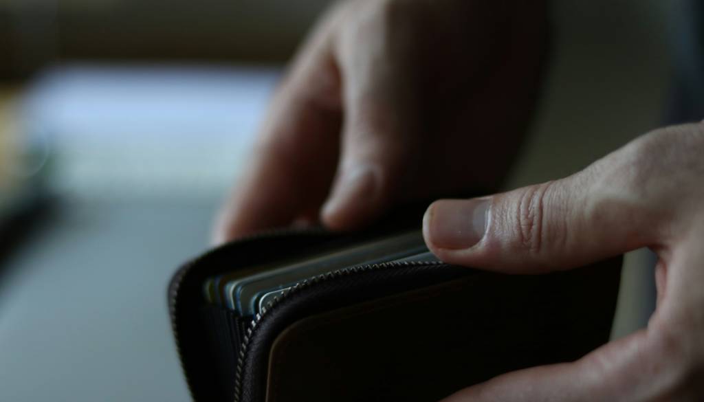 Odgovoril je na klic in nasedel, ostal brez denarja na računu