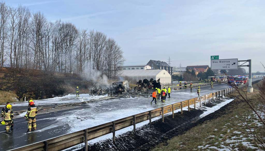 FOTO in VIDEO: Štajerska avtocesta po hudi nesreči zaprta v obe smeri