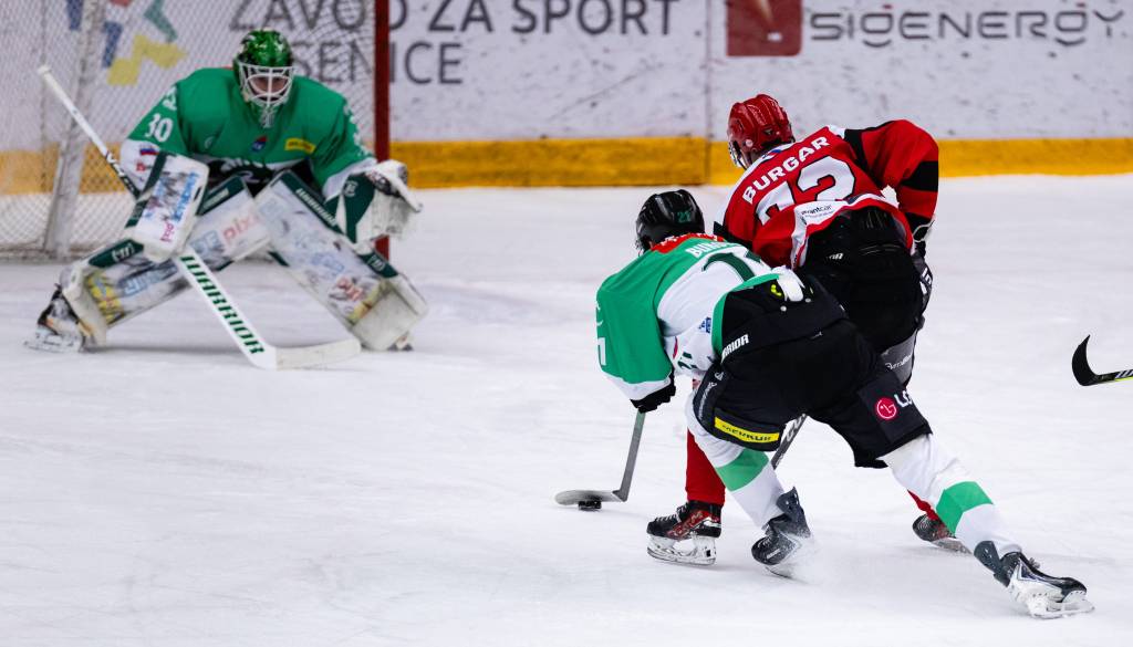 FOTO: Olimpija po tesni zmagi na Jesenicah le še korak od državnega naslova