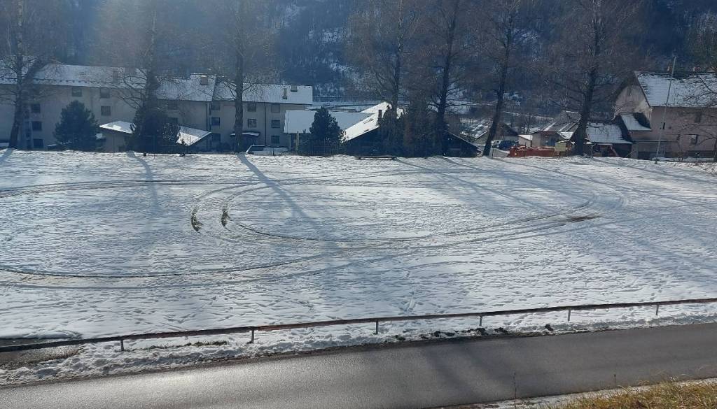 FOTO: Skupni prostor na Hrušici tarča objestne vožnje. Vse je ujela kamera!