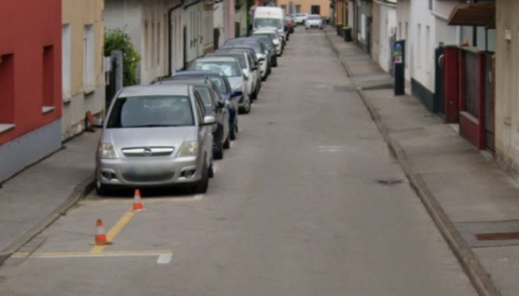 Neurejeno parkiranje na Društveni ulici povzroča težave prometu in Snagi