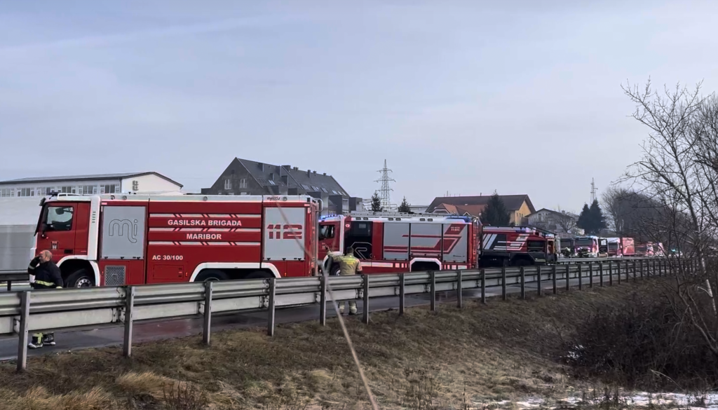 FOTO in VIDEO: Dramatični prizori s štajerske avtoceste, trčila kombi in tovornjak s Petrolovo cisterno
