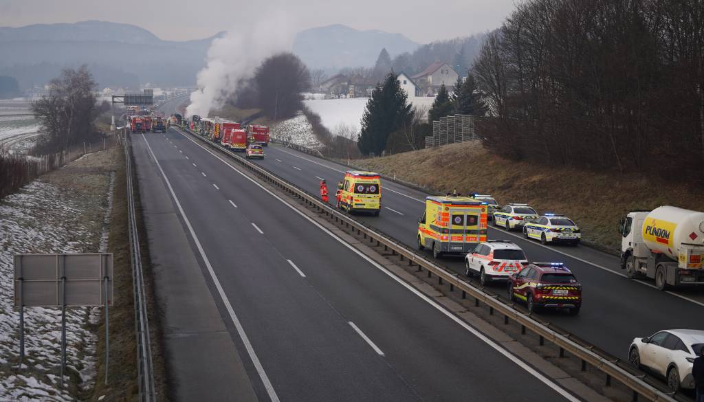 Štajerska avtocesta znova odprta, a vozniki še vedno stojijo v kolonah