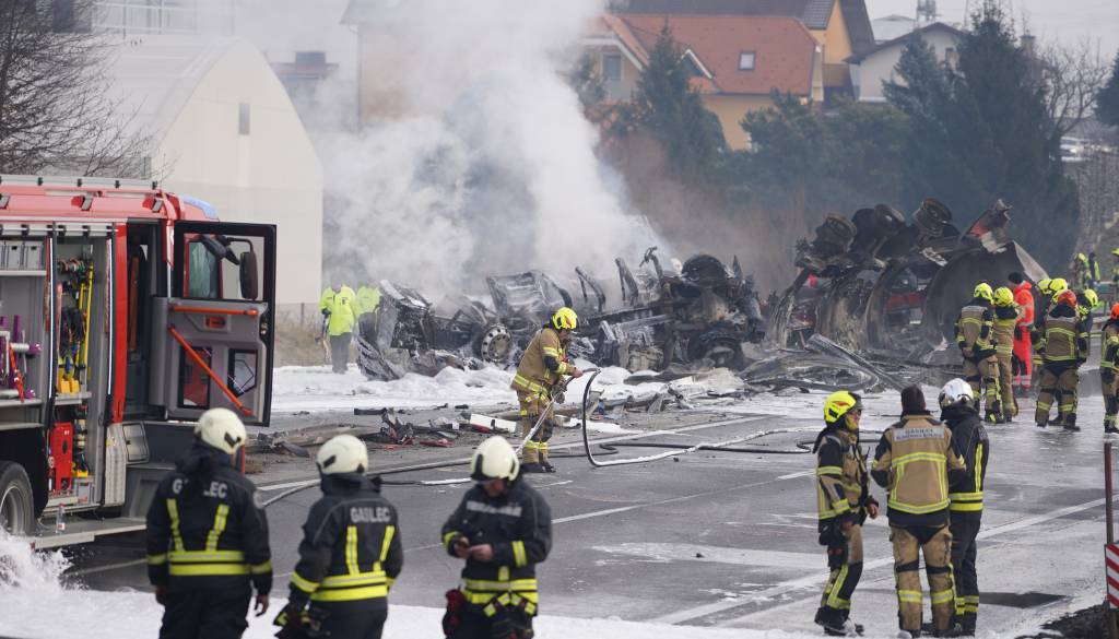 FOTO in VIDEO: Dramatični prizori s štajerske avtoceste, neuradno umrl voznik kombija