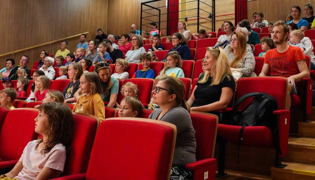 Navdušenje v Kranjski Gori: Vrača se kino, danes brezplačno Belo se pere na devetdeset