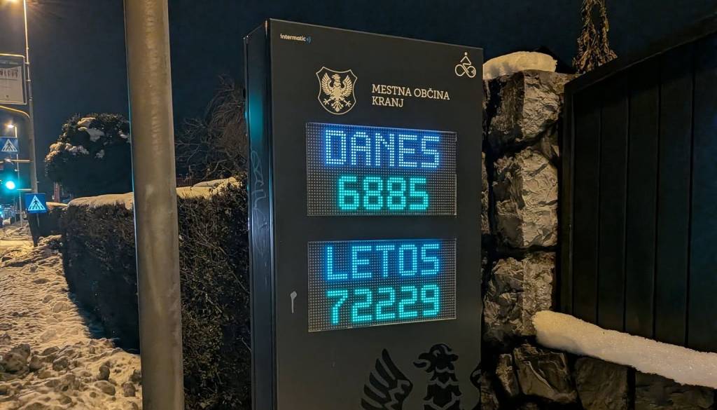 Kranjčani so se ponorčevali iz občinskega prikazovalnika: »Verjetno je štel snežinke.«