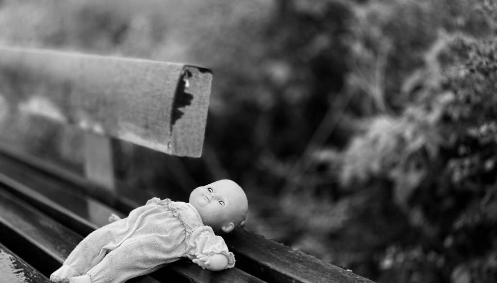 Smrt trimesečnega dojenčka: 19-letna mama s tremi otroki bivala v neprimernih razmerah