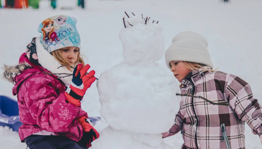 Starši iskali otroška zimska oblačila, ponekod so se police hitro spraznile