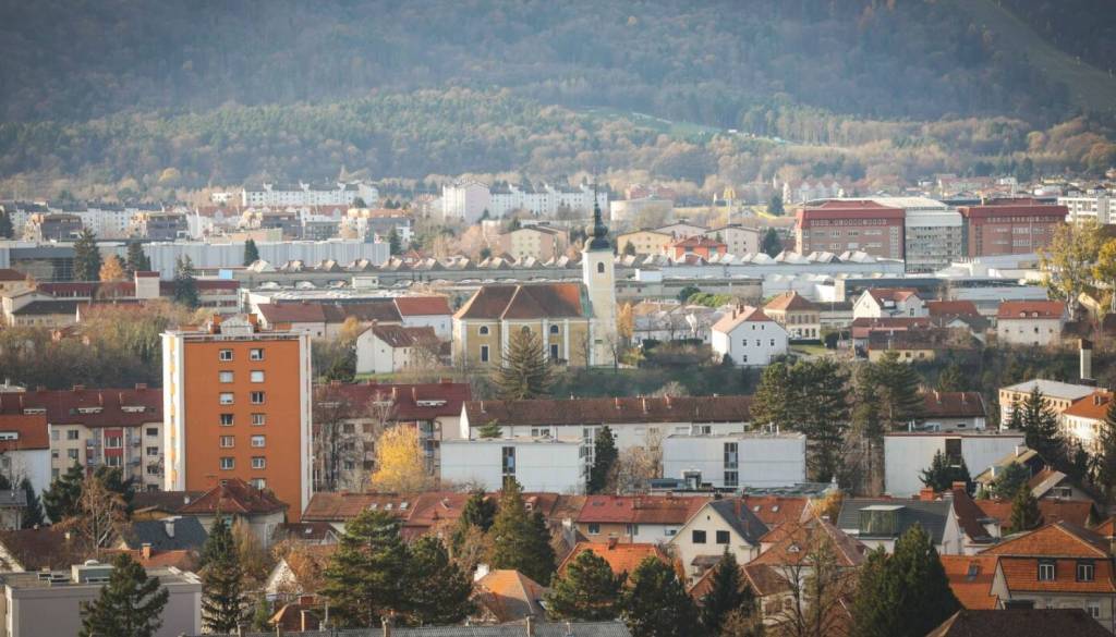 Mariborska občina na Studencih prodaja zemljišče, a ne garaže, ki stoji na njem