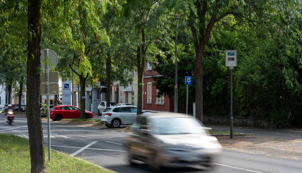 Saj ni res, pa je! Najhitrejši voznik po Gorkega ulici, kjer je omejitev 30, vozil s kar 98 kilometri na uro