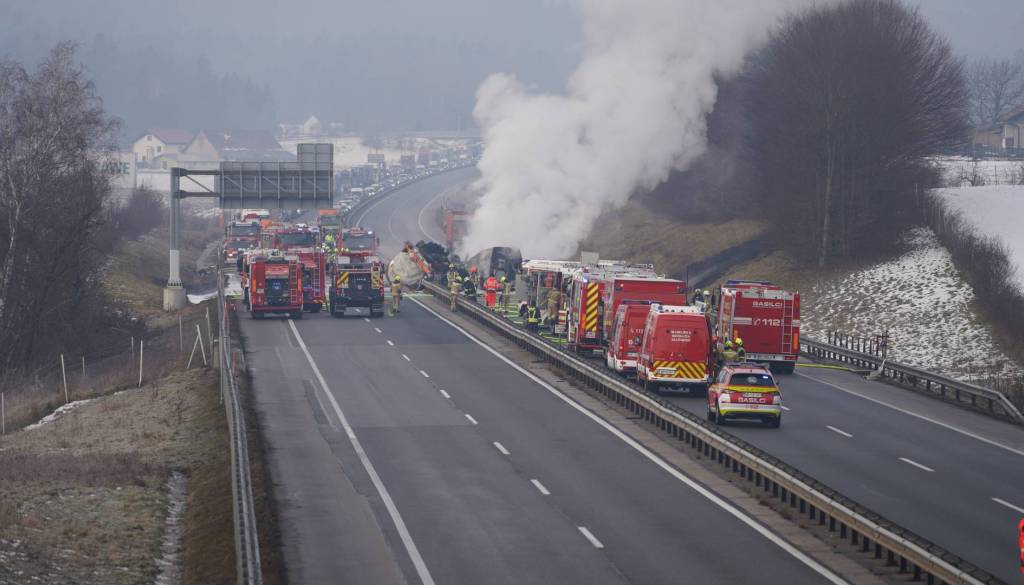 V tragični nesreči na štajerski avtocesti umrl 28-letnik, sopotnik je huje poškodovan 