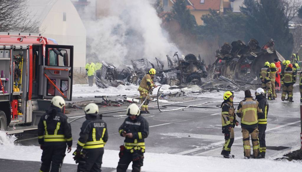 Žrtev tragične nesreče na avtocesti je 28-letnik, sopotnik je huje poškodovan 