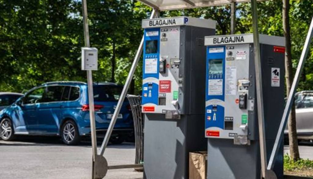 Nezadovoljstvo zaradi parkiranja v Tivoliju: »Parkiram uro in pol, plačam pet evrov«