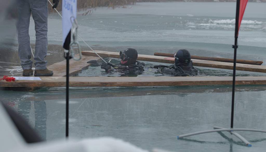 FOTO in VIDEO: Izkušeni potapljači so se na Soboškem jezeru potopili pod led  