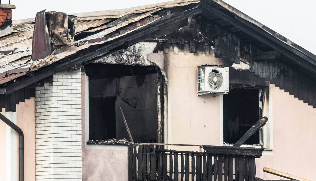 Temperature so presegle 800 stopinj Celzija, nudena tudi psihološka pomoč