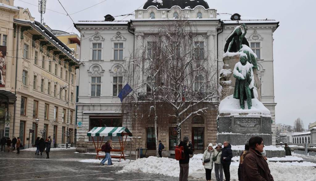 Vreme ostaja hladno z občasno zmerno oblačnostjo in meglo