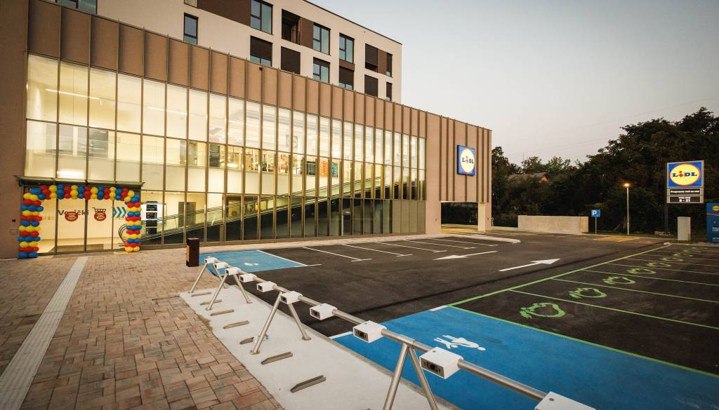 FOTO: Panika v kranjskem Lidlu: S stropa odpadajo stvari!