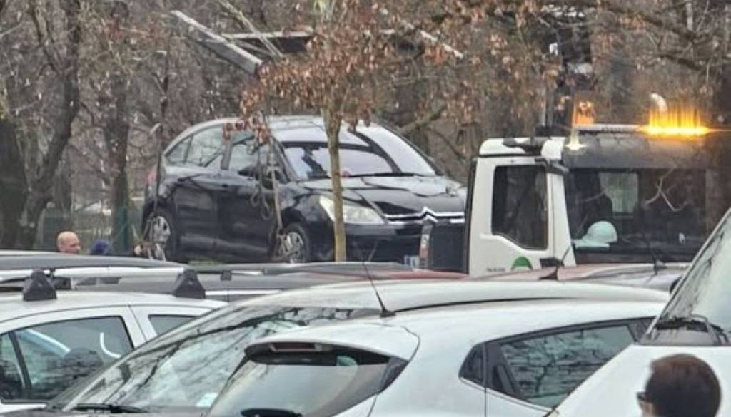 FOTO: Pajki že od 5.50 v Štepanjskem naselju in množično odvažajo avtomobile!