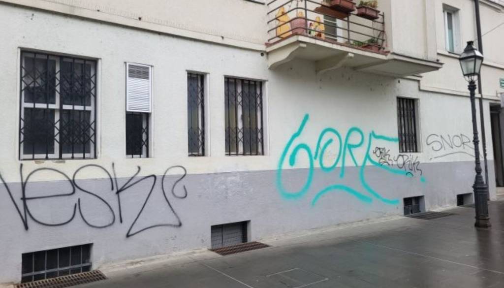Grafiti preplavili Hribarjevo nabrežje, MOL pa umika roke: »To ni naša pristojnost«
