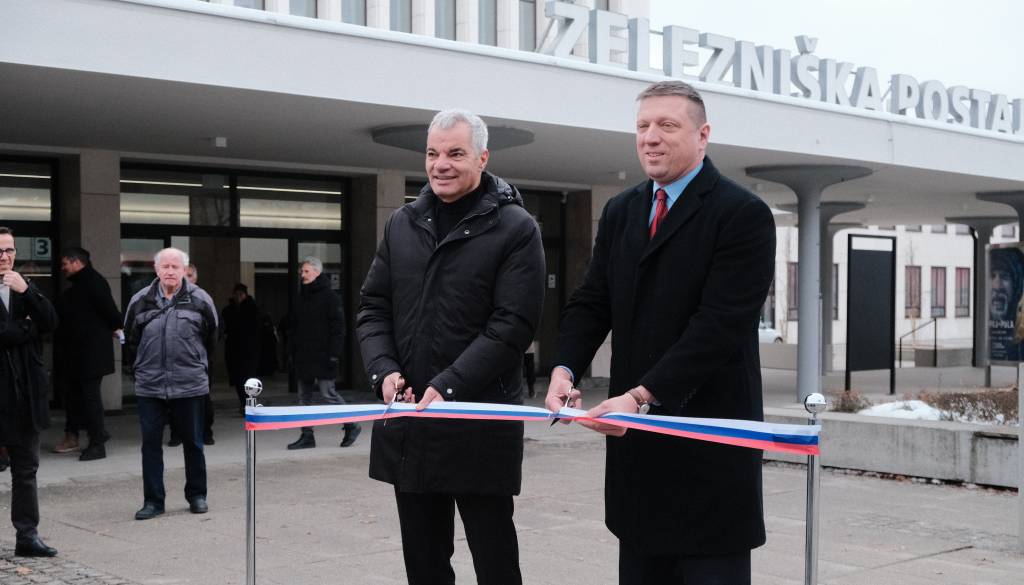 FOTO in VIDEO: Lepša podoba in boljša izkušnja za uporabnike, odprli prenovljeno mariborsko železniško postajo