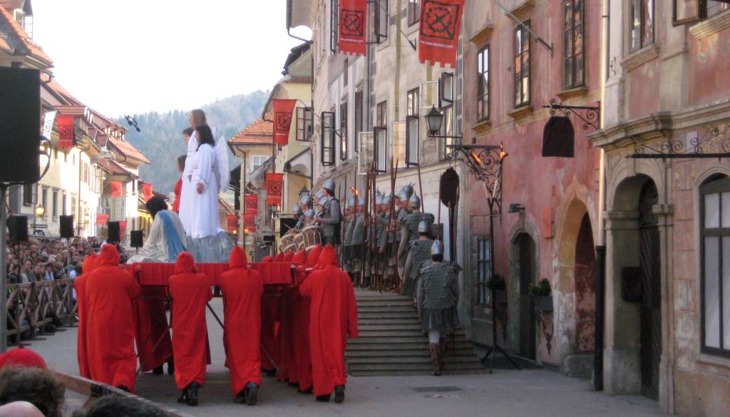 Škofja Loka od nadškofije v dar dobila samostan. Kaj bodo z njim?