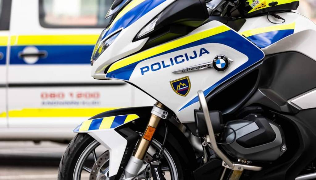 Hudo poškodovana peška v Celju: Voznik trčil vanjo na prehodu za pešce