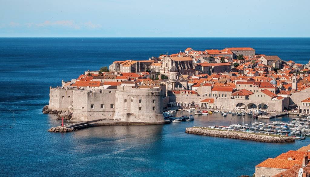 Tragedija v Dubrovniku: Turista odnesli siloviti valovi med družinskim fotografiranjem!