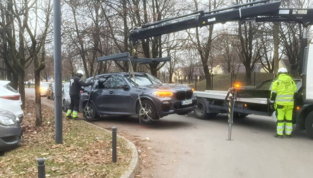 FOTO: Štepanjsko naselje skoraj brez avtomobilov, pajki so jih odpeljali več kot 100! Mestna opozicija protestira
