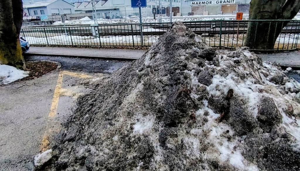 Kup snega namesto parkirišča za invalide: v Lescah razburjenje na družbenih omrežjih