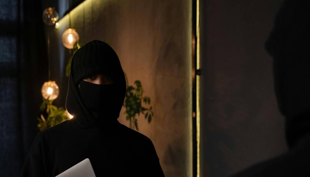 V Kranju razbil steklo, vstopil v lokal in začel krasti, vendar ga je nekdo videl ...