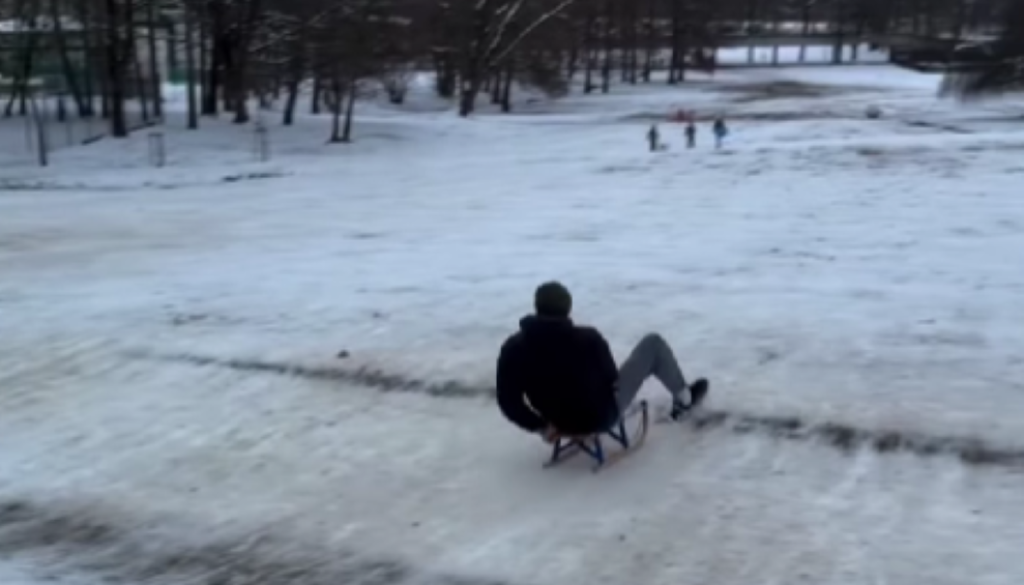 VIDEO: Obiskovalci Tivolija niso mogli verjeti lastnim očem: Zvezdnik na otroških saneh!