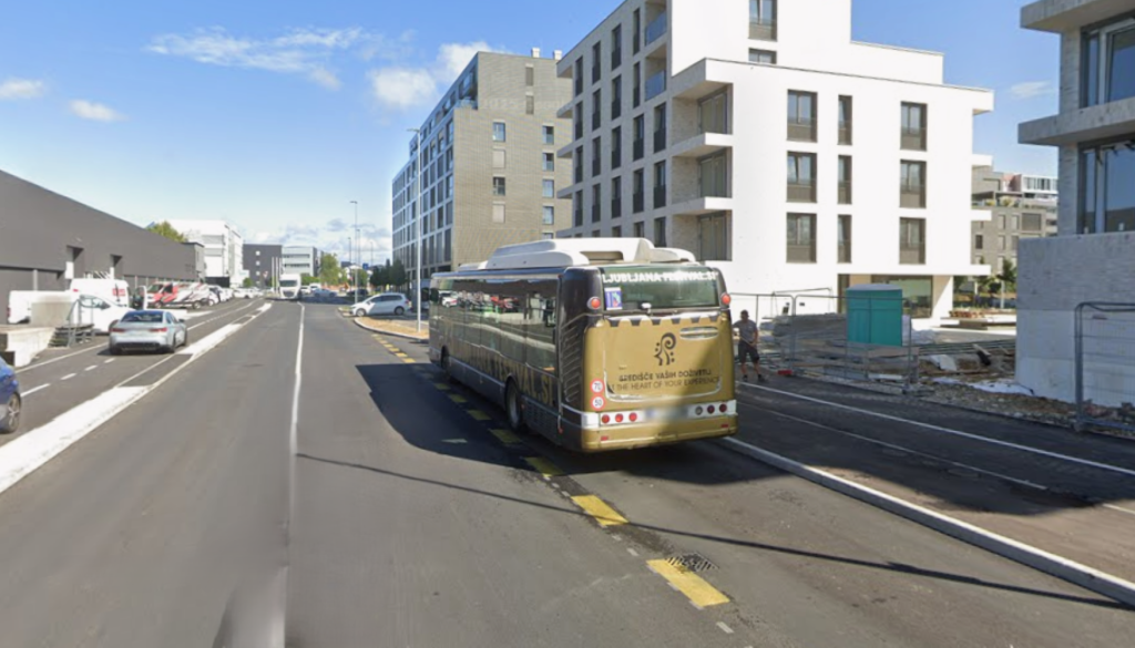 Flajšmanova po obnovi postala enosmerna: Dostop iz parkirnih hiš ostaja omejen