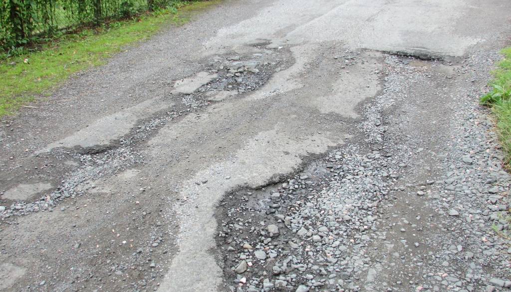Poškodbe na cestišču in plazenje na Mestnem vrhu, občina pa obsežnejših posegov za zdaj ne načrtuje