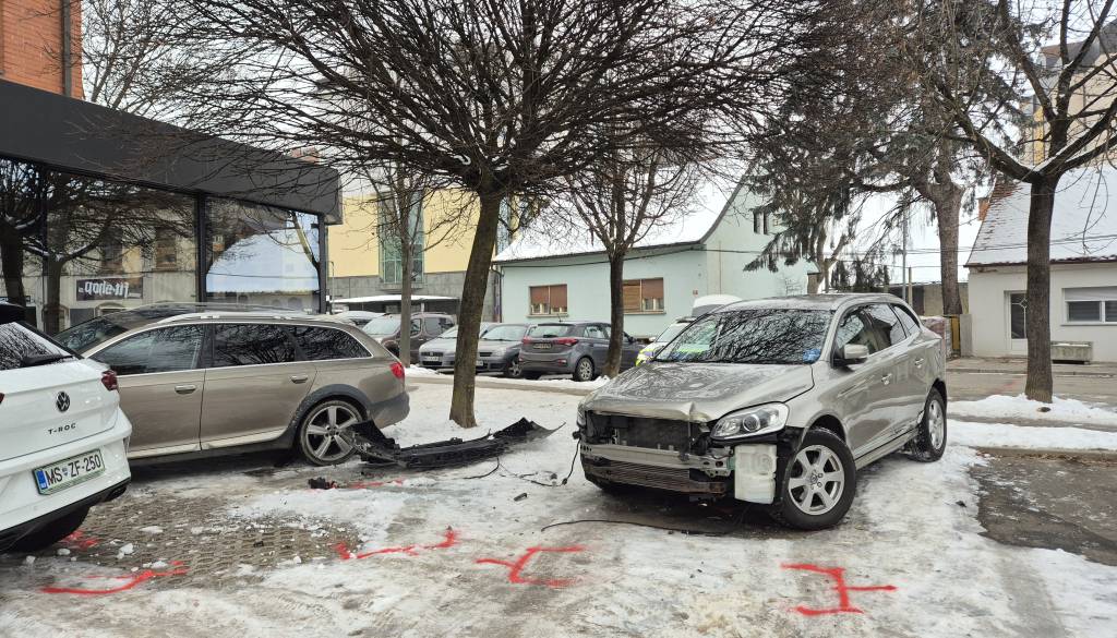FOTO in VIDEO: Z Audijem čez pločnik in razbila tri parkirane avte