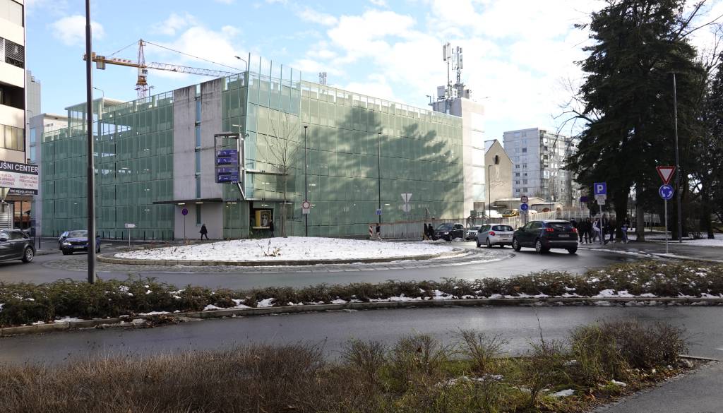Zaposleni ponoči v snegu dobesedno lovijo parkirne kartice. UKC Maribor: Parkiranje ni naša odgovornost