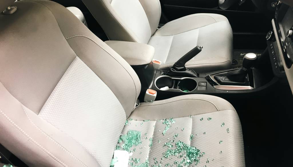 Skozi steklo vlomili v avtomobil in ukradli denar