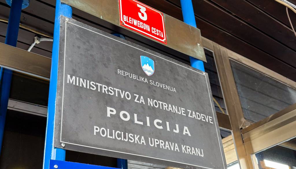 Zaradi lažnega policista na Brniku policija sklicala tiskovno konferenco in (po)mirila javnost