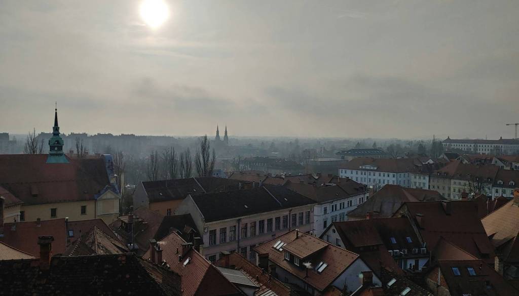 Tudi danes slab zrak v Ljubljani, delci PM10 presegajo meje – kako zaščititi sebe in družino?