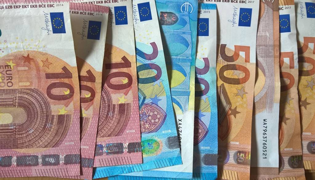 Dvig minimalne plače potrjen s strani vlade, za koliko bo zdaj višja?