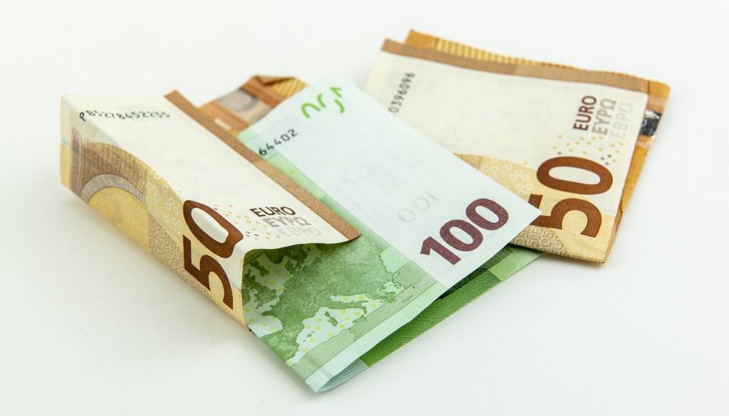 Vlada potrdila, minimalna plača letos višja, za koliko?