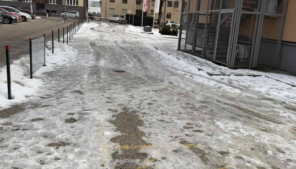 FOTO: Bralka zgrožena: »Greš v zdravstveni dom, pa se na poti skoraj ubiješ«