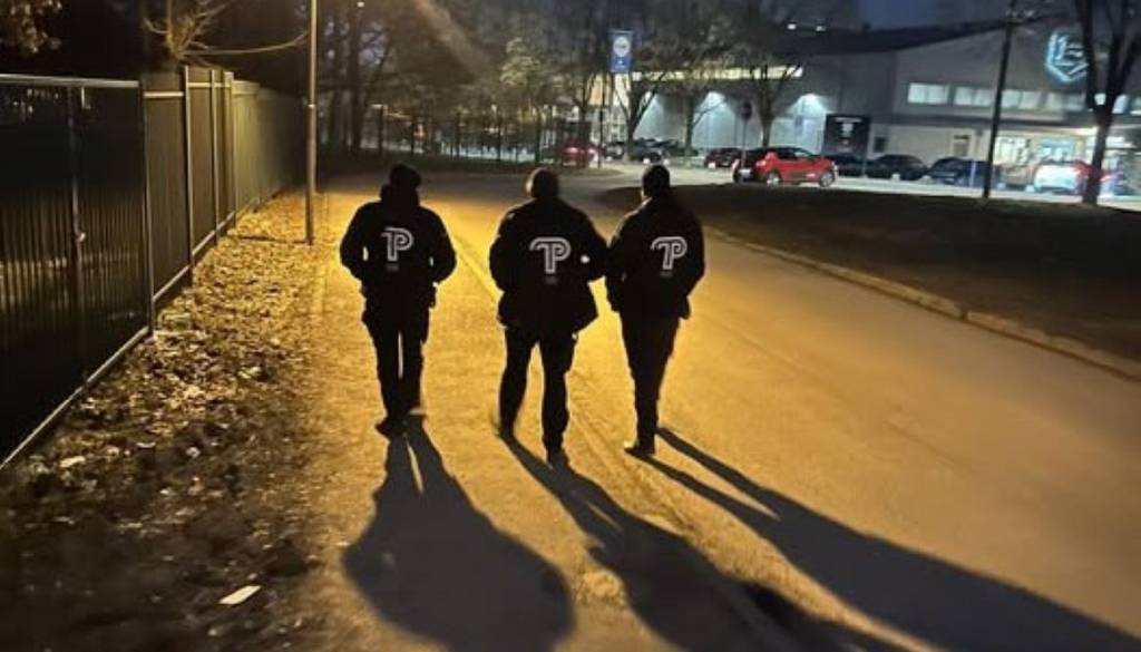 Tudi po 20. uri bo konec divjega parkiranja v Štepanjskem: Redarji na delu tudi ponoči